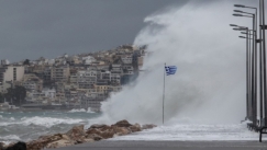 «Σαρώνει» τη χώρα η κακοκαιρία: Πλημμύρισαν σπίτια, έγιναν απεγκλωβισμοί, κατέρρευσε γέφυρα (vids)