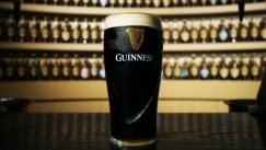 Ιρλανδός έτρεξε να πάρει 500 κουτάκια μπύρας Guinness πριν αυξηθεί η τιμή της και εξοικονόμησε 700 ευρώ