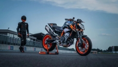 Καινούρια χρώματα για το KTM Duke 890 R του 2022 (vid)