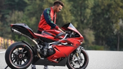 Σε δημοπρασία η MV Agusta του Λιούις Χάμιλτον (vid)