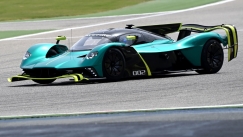 Η θηριώδης Aston Martin Valkyrie AMR Pro στην πίστα 