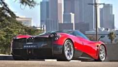 Μία εξωφρενική Pagani Huayra κάνει βόλτες στο Χονγκ Κονγκ (vid)