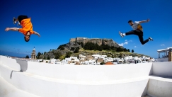 Πώς θα σου φαινόταν ένα τουρ στην πόλη της Λίνδο, κάνοντας freerunning;