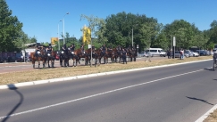 Φύλαξη με άλογα γύρω από την Stark Arena λίγες ώρες πριν τους ημιτελικούς