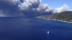 Η φωτιά στα Βατερά Λέσβου έφτασε στην παραλία και έκανε κάρβουνο ακόμα και τις ομπρέλες-ξαπλώστρες (vids)