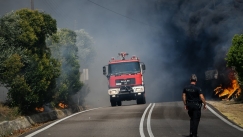 Μεγάλη φωτιά πάνω από την περιοχή Άσπρα Σπίτια στη Βοιωτία