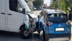 Φορτηγό στη Λάρισα πήρε παραμάζωμα επτά αυτοκίνητα μπροστά στο Γενικό Νοσοκομείο: Τραυματίστηκε κοριτσάκι (vid)