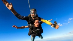 Η Στεφανίδη πήδησε στο κενό και έκανε skydiving