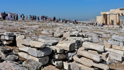 Γυναίκα έπεσε από τα βράχια της Ακρόπολης 