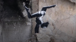 Συγκινητικό γκράφιτι του Bansky σε βομβαρδισμένη πολυκατοικία στην Ουκρανία