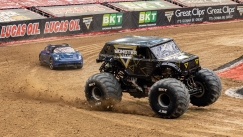 Μονομαχία στο Τέξας: Ένα Monster Jam truck απέναντι στην Porsche Taycan (vid)