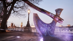 Ένα τεράστιο Leviathan Axe βρέθηκε στους δρόμους του Λονδίνου (pics)