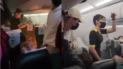 Σκηνές τρόμου σε αεροπλάνο στην Ταϊβάν: Φορτιστής επιβάτη πήρε φωτιά μέσα στην καμπίνα (vid)