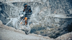 Με ακτινωτούς τροχούς η KTM 390 ADV του 2023 (vid)