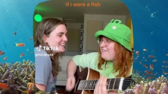 «If I were a fish»: Μία TikToker είχε κακή μέρα, οπότε έγραψε το viral τραγούδι που σου φτιάχνει το κέφι