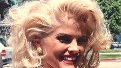 Anna Nicole Smith: 6 αποκαλύψεις που κάνει το ντοκιμαντέρ του Netflix για τη ζωή της, που τελείωσε στα 39