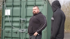 Ο Eddie Hall αγόρασε κοντέινερ που αποδείχθηκε Kinder έκπληξη (vid)