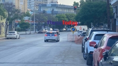 Επεισοδιακή καταδίωξη στη Θεσσαλονίκη: Εμβόλισε περιπολικό και καρφώθηκε σε αυτοκίνητο 