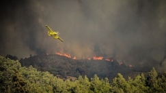 Φωτιά στη Ρόδο: Καίγονται τρία ξενοδοχεία (vid)