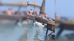 Προκλητική απάντηση του ιδιοκτήτη του beach bar στη Ρόδο: «Το νερό έφτασε στο στήθος του γιατί είναι κοντός» (vid)