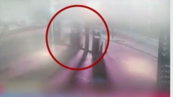Βίντεο ντοκουμέντο: Η στιγμή που εμπρηστής βάζει φωτιά σε βενζινάδικο στον Βόλο