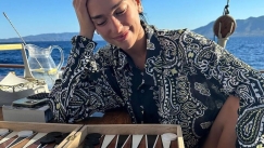 Η Dua Lipa παίζει τάβλι στην Ελλάδα: Οι νέες φωτογραφίες από τις διακοπές της με τον Romain Gavras