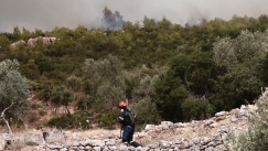 Έφτασε στον Εθνικό Δρυμό η φωτιά στην Πάρνηθα: Συνεχείς ρίψεις από εναέρια μέσα (vid)