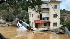 Απίστευτες εικόνες στο Πήλιο: Σπίτι στηρίζεται σε λεωφορείο (vid)