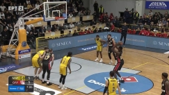 Ο Φαλ κάνει airball στις βολές.