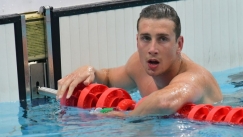 O Κριστιάν Γκολομέεβ στην πισίνα μετά από κούρσα