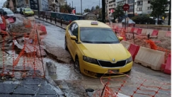 Υποχώρησε το οδόστρωμα και «κατάπιε» ταξί στη Λεωφόρο Αλεξάνδρας: «Πρόλαβα και βγήκα άρχισε να μπάζει νερά» 