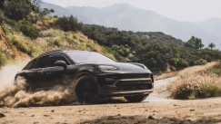 Ένας οδηγός αγώνων πιέζει την πρωτότυπη Porsche Macan στο όριο (vid)