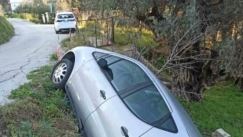 Απίστευτος οδηγός στην Πάτρα: Έριξε το ΙΧ του σε χαντάκι, το παράτησε και εξαφανίστηκε