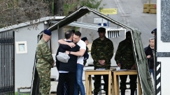 Στέφανος Κασσελάκης: Σε θάλαμο 15 ατόμων και με ειδικό γραφείο στο στρατόπεδο της Θήβας ο πρόεδρος του ΣΥΡΙΖΑ