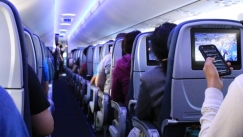 Επιβάτης πτήσης προς Δουβλίνο τράβηξε βίντεο ζευγάρι στα καθίσματα: «Συνευρέθηκαν ερωτικά μπροστά μας» 