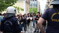 Προσαγωγές μετά την επιχείρηση της ΕΛ.ΑΣ για εκκένωση κατάληψης στη Νομική Σχολή (vid)