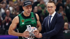 Ο Σλούκας παραλαμβάνει το βραβείο του MVP της Euroleague