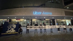 Τούρκοι έξω από την Uber Arena. 