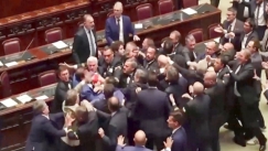 Σουρεάλ σκηνικό στο ιταλικό κοινοβούλιο: Άγριο ξύλο βουλευτών υπό τους ήχους του «Bella Ciao» (vid) 