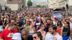 Δεκάδες χιλιάδες συμμετέχουν στο Paris Pride υπό τον φόβο ανόδου των διακρίσεων σε περίπτωση νίκης της ακροδεξιάς στις εκλογές