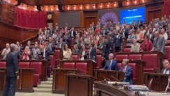 Ιταλία: Βουλευτές τραγουδούσαν «Bella Ciao» την ώρα που έπεφτε το άγριο ξύλο στη Βουλή 
