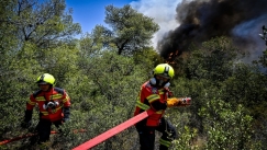 Φωτιά τώρα στην Κορινθία: Τραυματίστηκε πυροσβέστης από ρίψη νερού που πραγματοποίησε ελικόπτερο