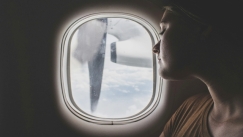 Αεροσυνοδός αποκαλύπτει για ποιο λόγο δεν πρέπει να ακουμπάτε το κεφάλι σας στο παράθυρο αεροπλάνου (vid) 