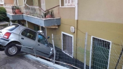 Αυτοκίνητο στο Αγρίνιο σχεδόν «μπούκαρε» σε σπίτι: Τραυματίστηκε ο οδηγός