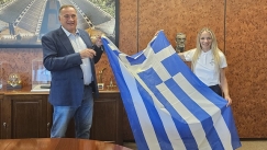 Στην Αντιγόνη Ντρισμπιώτη η Ελληνική Σημαία από τον πρόεδρο της ΕΟΕ Σπύρο Καπράλο