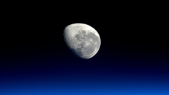 Επιστήμονες ανακάλυψαν σπηλιά στη Σελήνη: «Θα μπορούσε να φιλοξενήσει ανθρώπους» 