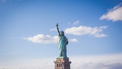 Τρόμος στη Νέα Υόρκη: Μετεωρίτης πέρασε ξυστά από το Άγαλμα της Ελευθερίας (vid)