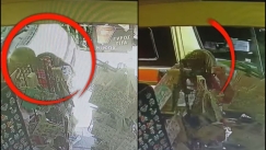  Βίντεο ντοκουμέντο: Η στιγμή που ασθενοφόρο παρασύρει δύο γυναίκες που ψώνιζαν από σταντ στην Σκιάθο