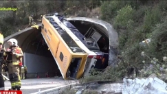 Τρομακτικό ατύχημα: Λεωφορείο ανετράπη και καρφώθηκε σε είσοδο τούνελ (vid)