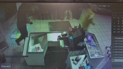 Βίντεο ντοκουμέντο από τη διάρρηξη σε κρεοπωλείο: Έσπασαν με κλωτσιά την βιτρίνα και έδρασαν σε χρόνο dt